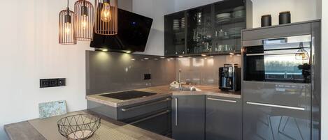 Fridge, oven, dishwasher, coffee/tea maker