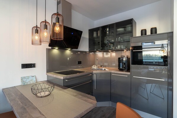 Køleskab, ovn, opvaskemaskine, kaffe-/temaskine