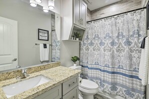 Free toiletries, hair dryer, towels - 3 Mi to Downtown: Relaxing Stay in Edinburg Apt! (Edinburg)