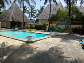 Una piscina al aire libre