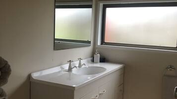 Douche, serviettes fournies, savon, papier toilette