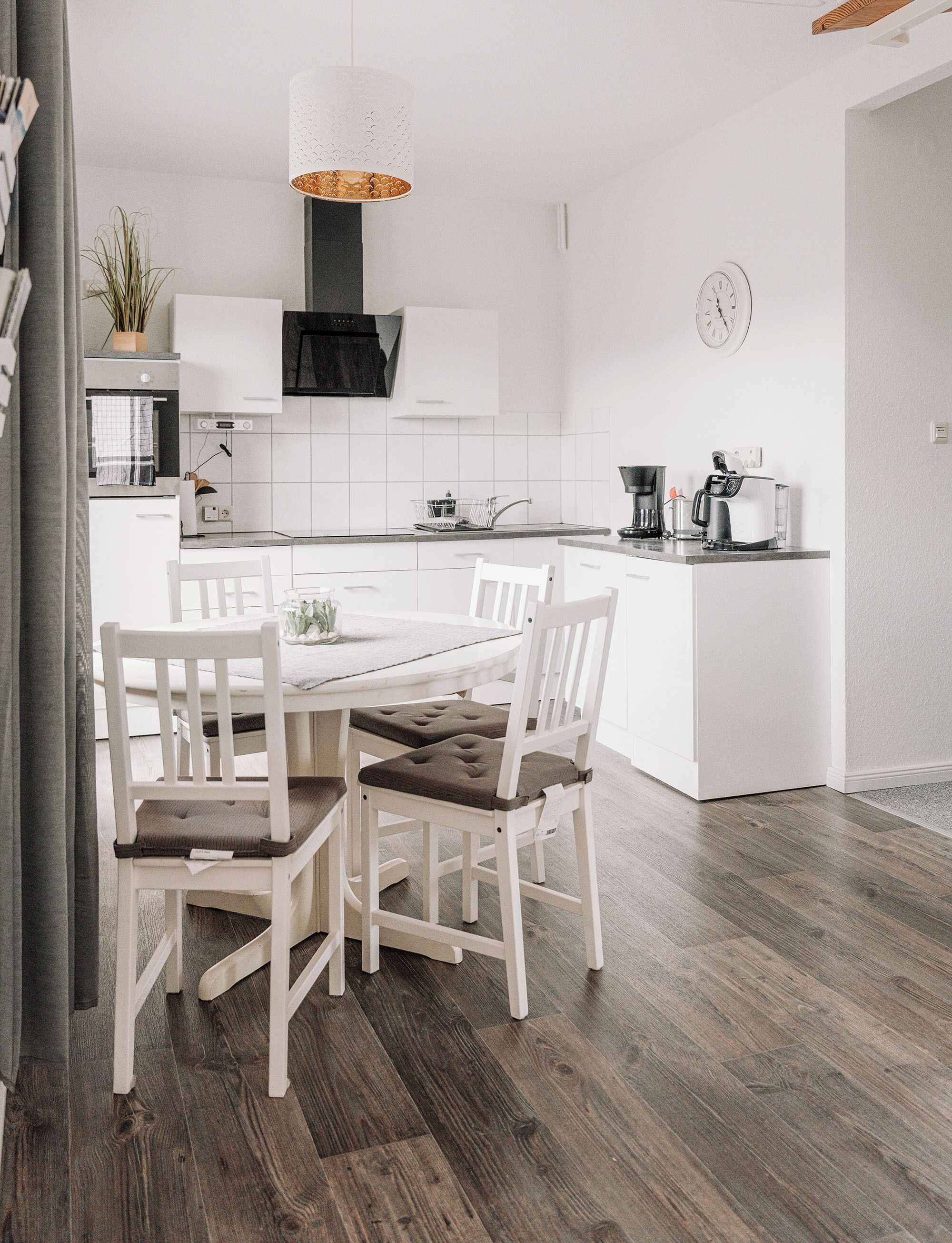 Kjøleskap, ovn, kokeplater og oppvaskmaskin