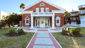 Tybee Post Theater har en fasad av tegel, en central entré och en asfalterad gångväg som leder fram till dörrarna.