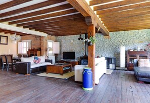 Una televisión, una chimenea