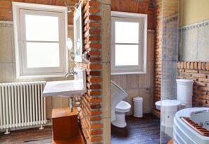 Badekar, hårføner og håndklær