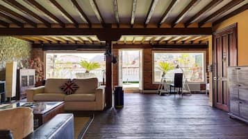 Een televisie en een open haard