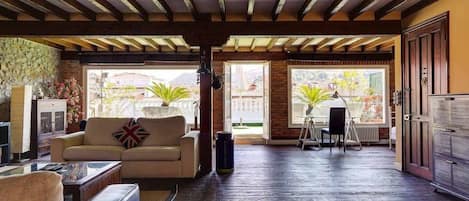 Televisión y chimenea