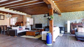 Een televisie en een open haard