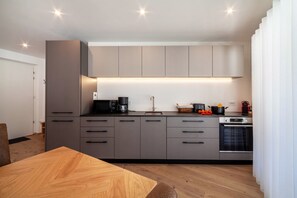 Frigorífico, microondas, horno y placa de cocina