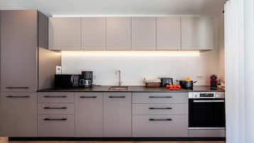 Frigorifero, microonde, forno, piano cottura