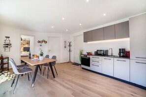 Fridge, microwave, oven, stovetop - Adler Living Garden Apartment with Mountain View, Private Garden & Wi-Fi (Naturns)