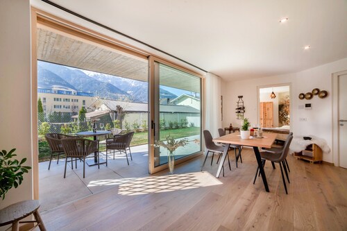 Adler Living Gartenwohnung mit Bergblick, privatem Garten und WLAN