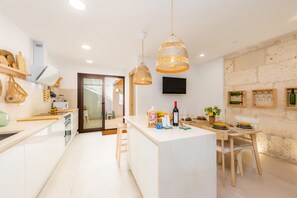 Fridge, microwave, oven, stovetop - Holiday Home "Ca Na Lola" Near the Beach with Wi-Fi, Air Conditioning & Terrace (Portocristo)
