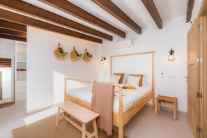 3 bedrooms, iron/ironing board, free WiFi, bed sheets - Holiday Home "Ca Na Lola" Near the Beach with Wi-Fi, Air Conditioning & Terrace (Portocristo)