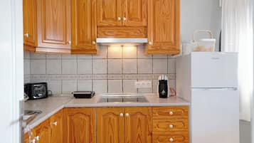 Refrigerador, microondas, parrilla de estufa y cafetera y tetera