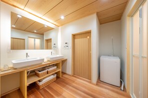 별도의 욕조 및 샤워 시설, 고급 세면용품, 헤어드라이어, 타월