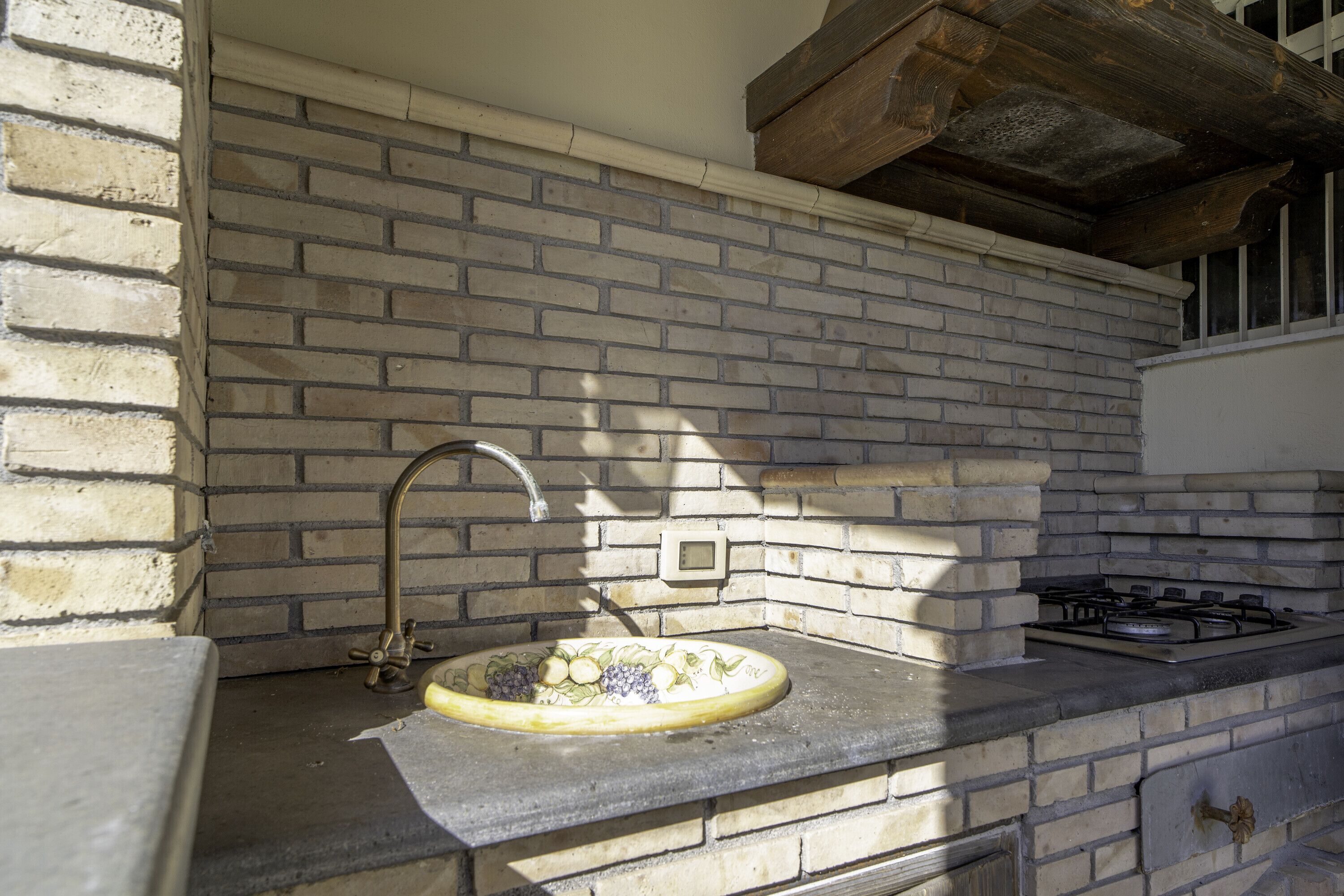 Kühlschrank, Mikrowelle, Herdplatte, Wasserkocher mit Kaffee-/Teezubehör