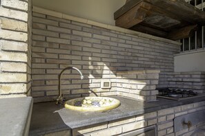 Jääkaappi, mikroaaltouuni, liesi, kahvin-/teenkeitin