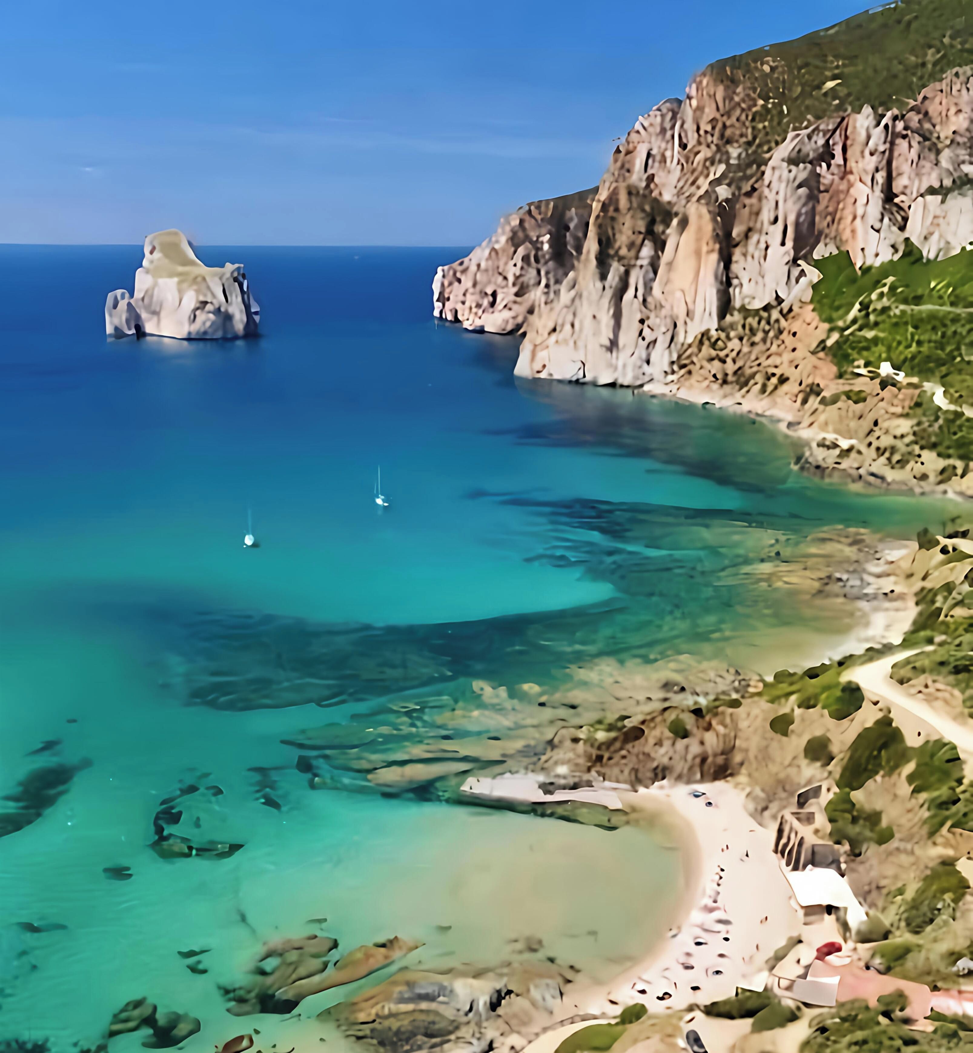 Paisagem costeira com águas cristalinas, falésias rochosas e uma praia com um caminho que leva a um edifício.