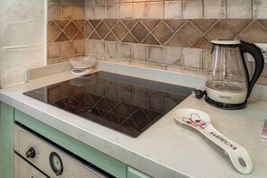 Fridge, microwave, oven, stovetop - Apartment Villetta L'Estasi - Tanca Piras with Sea View, Pool & Wi-Fi (Nebida)