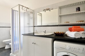 Een douche, een haardroger, handdoeken