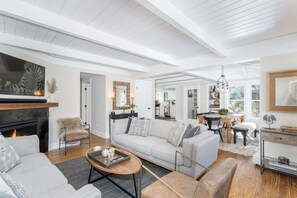 Smart-TV, Kamin, Arbeitsbereiche
