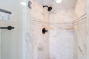 Badewanne, Haartrockner, Handtücher