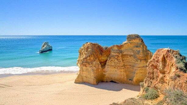 A beach with large rock formations and a clear blue sky. - Villa Coelho with Sea View, Pool, Garden & Wi-Fi (Albufeira)