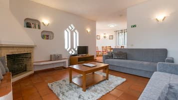 Fernseher, DVD-Player, Tischtennisplatte