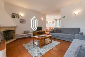 Fernseher, DVD-Player, Tischtennisplatte