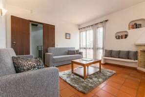 Una televisión, un reproductor de DVD, una mesa de tenis de mesa