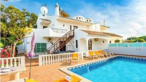 A white building with a swimming pool, a staircase, and outdoor seating. - Villa Coelho with Sea View, Pool, Garden & Wi-Fi (Albufeira)