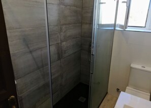 Chuveiro, secador de cabelo, toalhas de banho, sabonete