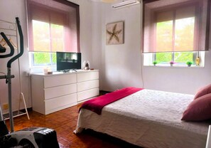 2 chambres, fer et planche à repasser, Wi-Fi, draps fournis