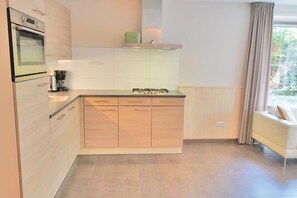 Een koelkast, een magnetron, een oven, een vaatwasser