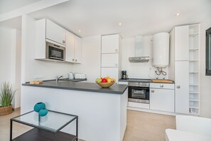 Een koelkast, een microgolfoven, een oven, een vaatwasser