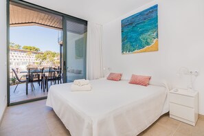 3 slaapkamers, een strijkplank/strijkijzer, gratis wifi, beddengoed