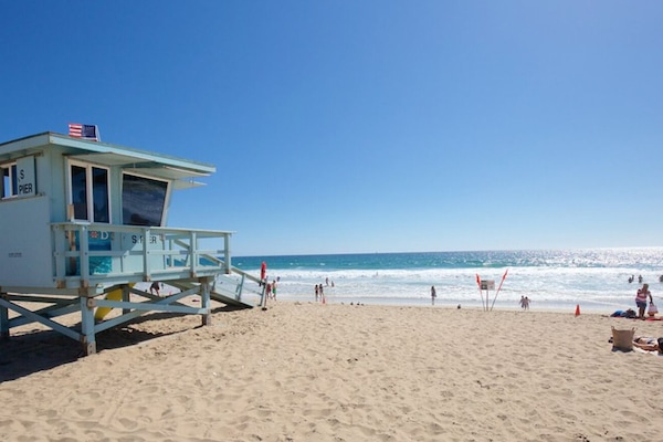 Vlak bij het strand, ligstoelen aan het strand, strandlakens