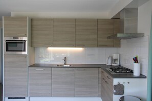 Een koelkast, een magnetron, een oven, een vaatwasser