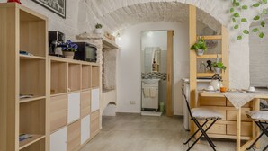 Cozinha compacta com armários de madeira, micro-ondas e pia.