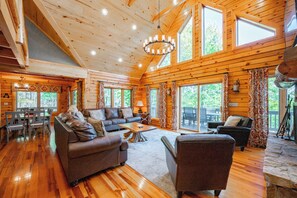 Televisión, chimenea y futbolito 