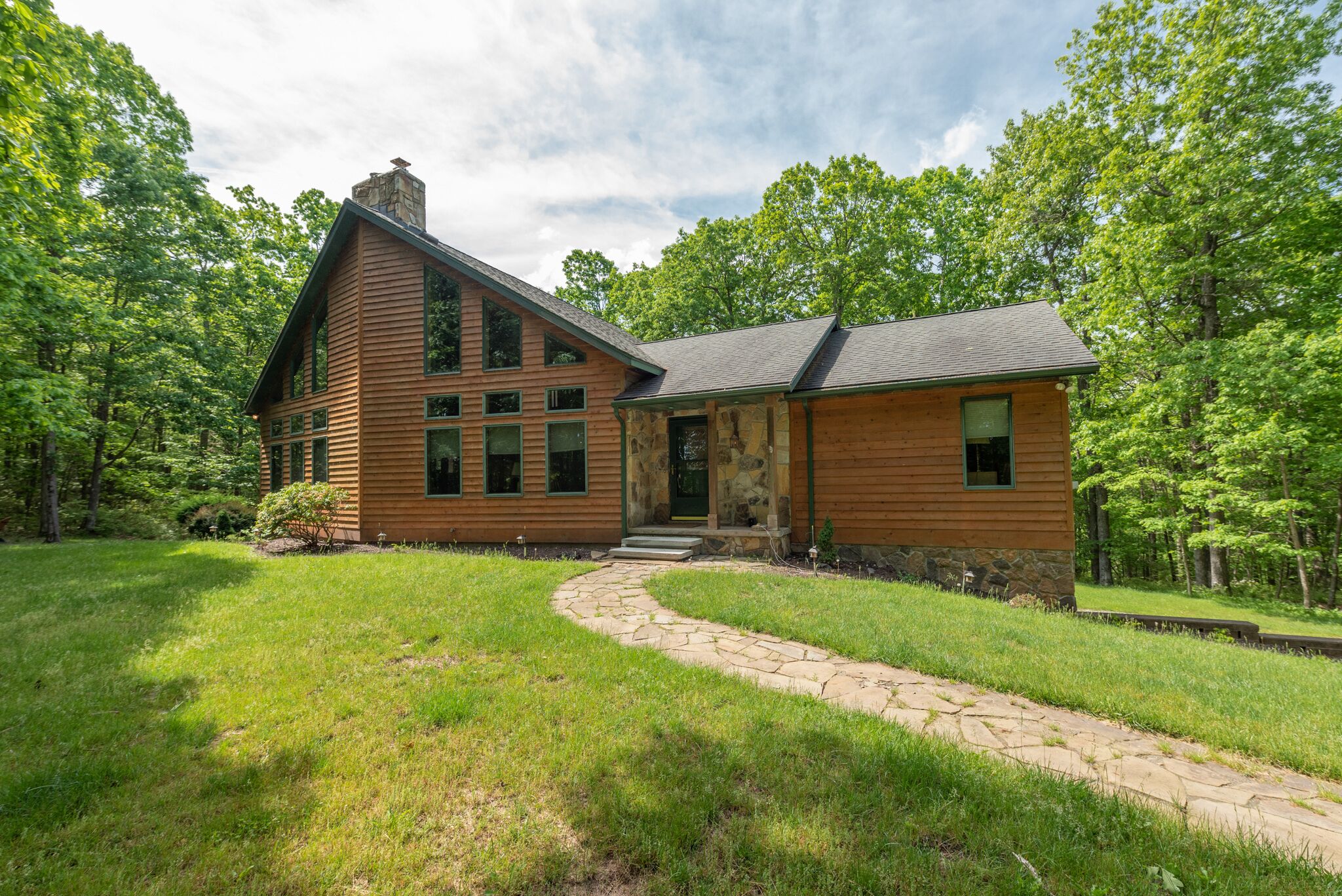 New! Wooded Kingdom: Lake Access, Hot Tub!