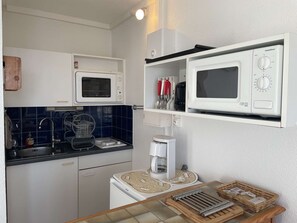 Fridge, microwave, oven, stovetop - Comfortable 2-room apartment with balcony and parking, near the beach (Saint-Hilaire-de-Riez)