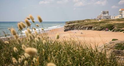 Comfortable 2-room apartment with balcony and parking, near the beach