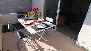 Outdoor dining - 2-Room Apt in Sète with Terrace and Garage (Sète)