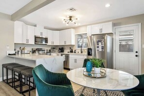 Fridge, microwave, oven, stovetop - Golf, Hot Tub, Pool Table - Remodeled 3BR LV Home (Henderson)