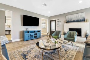 TV, fireplace, offices - Golf, Hot Tub, Pool Table - Remodeled 3BR LV Home (Henderson)