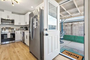 Fridge, microwave, oven, stovetop - Golf, Hot Tub, Pool Table - Remodeled 3BR LV Home (Henderson)