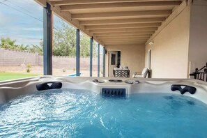 Outdoor spa tub - Golf, Hot Tub, Pool Table - Remodeled 3BR LV Home (Henderson)