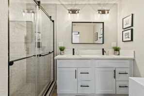 Shower, hair dryer, shampoo - Golf, Hot Tub, Pool Table - Remodeled 3BR LV Home (Henderson)
